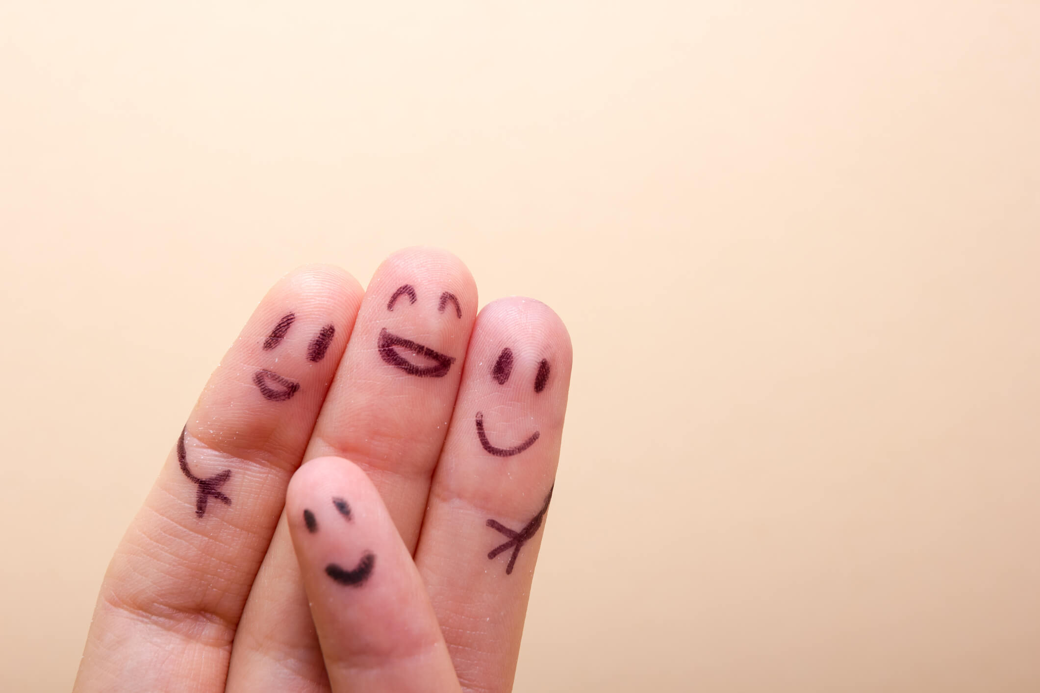 three smiling fingers that are very happy to be friends